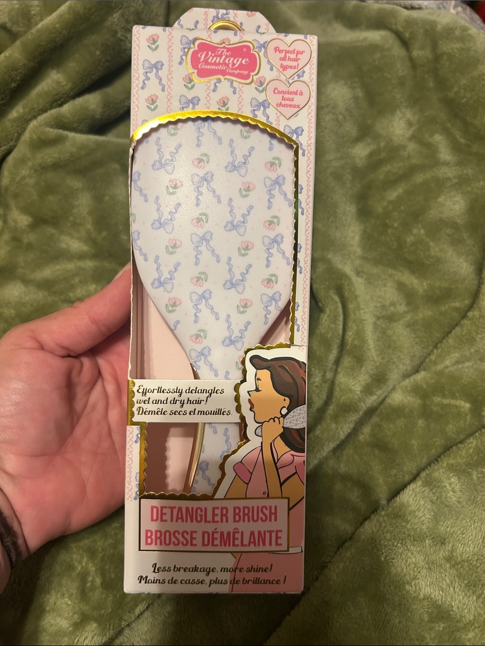 The Vintage White Floral Detangler Brush
